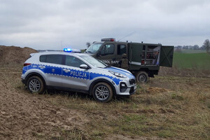 Radiowóz i samochód wojskowy