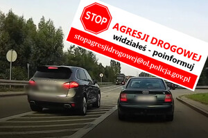 Napis "Stop Agresji Drogowej" i samochody na jezdni