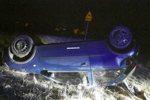 Miejsce zdarzenia w powiecie piskim. Rozbity samochód na poboczu drogi