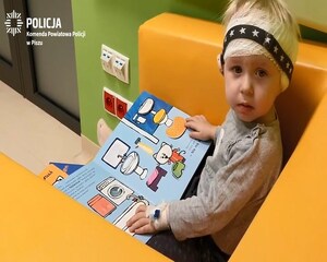 W fotelu siedzi 2-letnia Pola, która przeszła zabieg