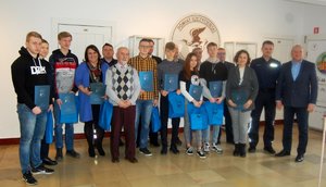 Zdjęcie grupowe uczestników Olimpiady Wiedzy o Obronie Cywilnej z Komendantem Powiatowym w Piszu oraz starostą szczycieńskim