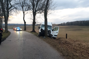 Miejsce zdarzenia drogowego w powiecie giżyckim. Rozbite auto przy drzewie