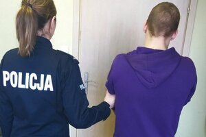 Zatrzymany mężczyzna prowadzony przez policjantkę