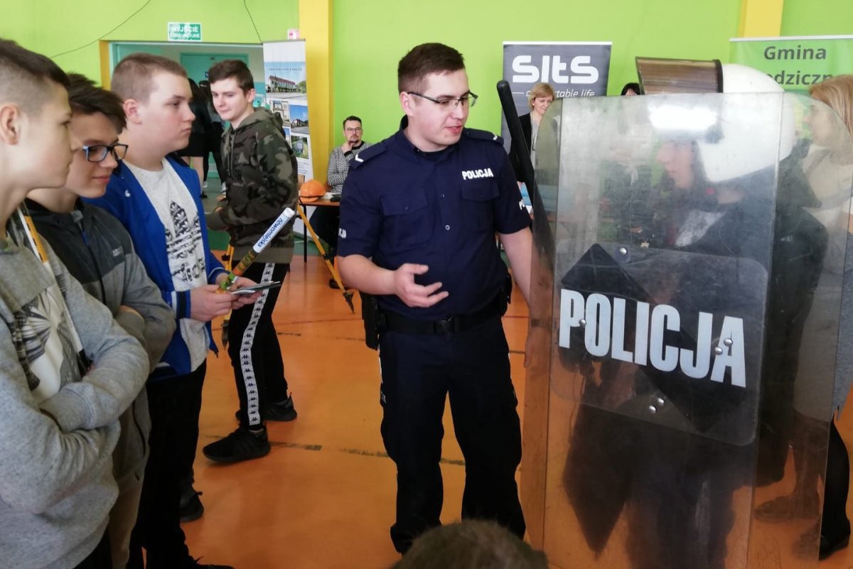 Spotkanie policjanta z uczniami w Mrocznie
