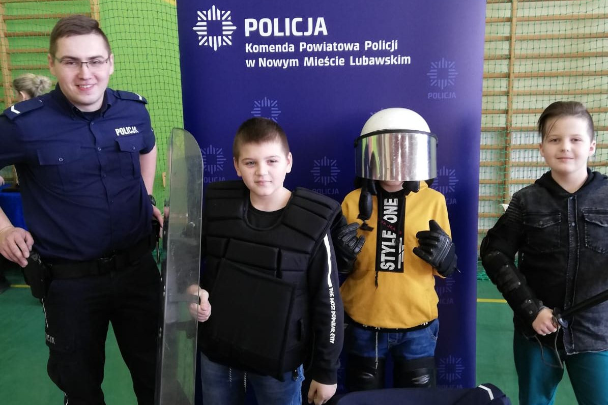 Spotkanie policjanta z uczniami w Mrocznie