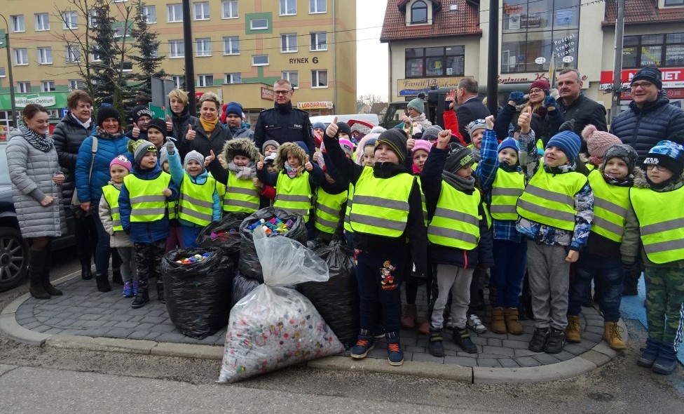 Zdjęcie grupowe dzieci z Komendantem Powiatowym w Piszu
