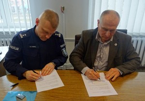 Komendant KPP w Piszu i Prezes Podwodnika podpisują porozumienie