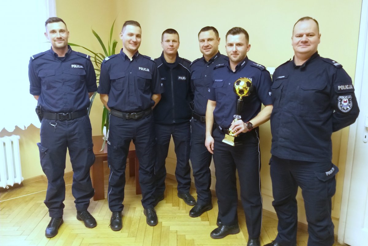 Komendant Powiatowy Policji w Nidzicy z funkcjonariuszami