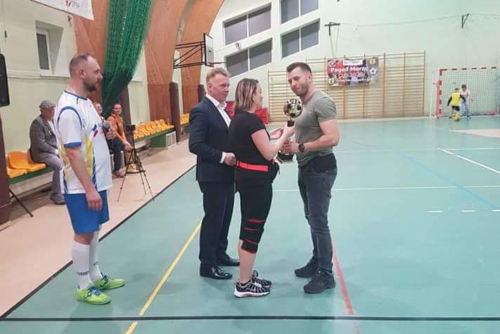 Funkcjonariusz z Nidzicy odbiera puchar
