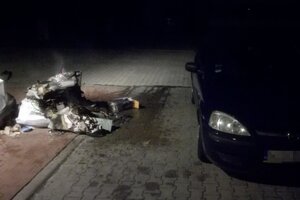 Nadpalony worek obok zaparkowanego samochodu