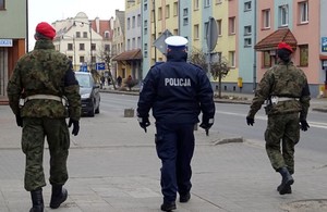 Patrol złożony z policjanta i żołnierzy Żandarmerii Wojskowej w Piszu