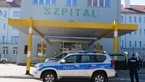 Radiowóz przed szpitalem