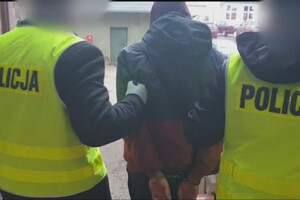 Zatrzymany prowadzony przez policjantów