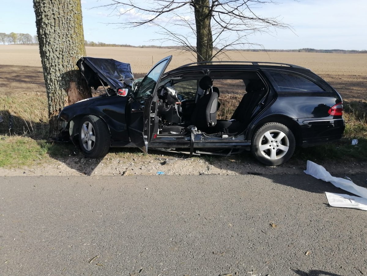 zniszczone auto, które uderzyło w drzewo - zdjęcie bokiem