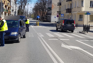 Miejsce zdarzenia drogowego w Ełku, samochód i policjanci przy przejściu dla pieszych