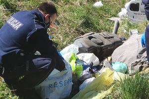 Policjanci przeglądają wyrzucone śmieci