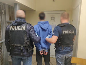 Zatrzymany prowadzony przez policjantów