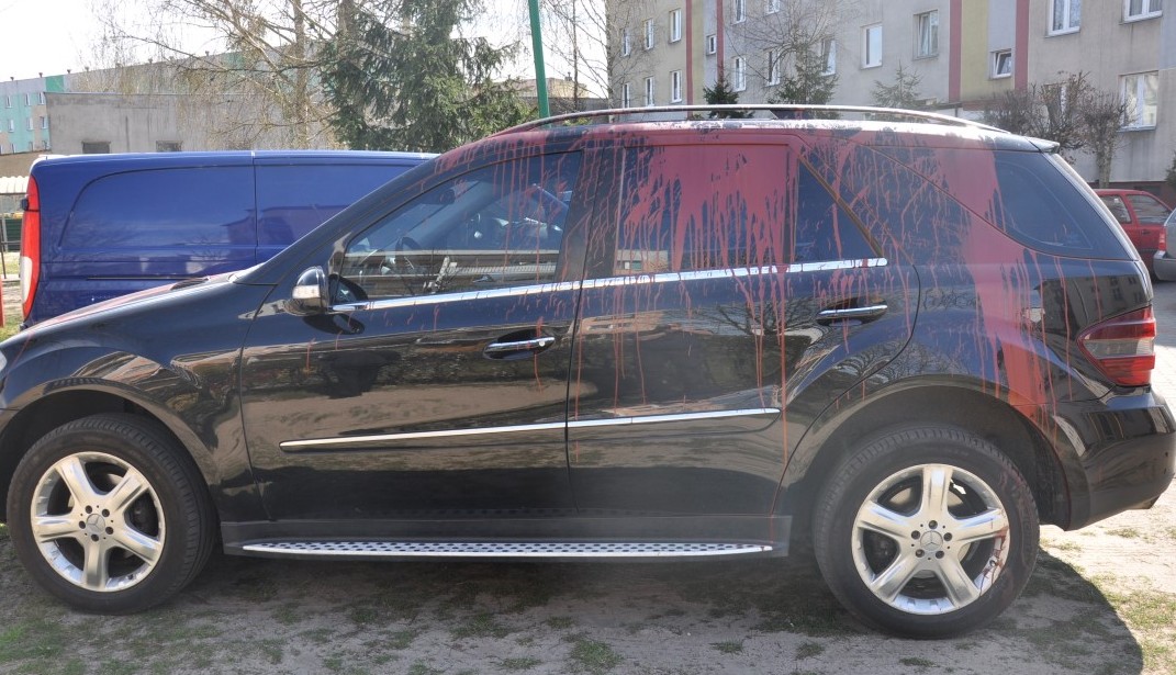 oblany farbą mercedes