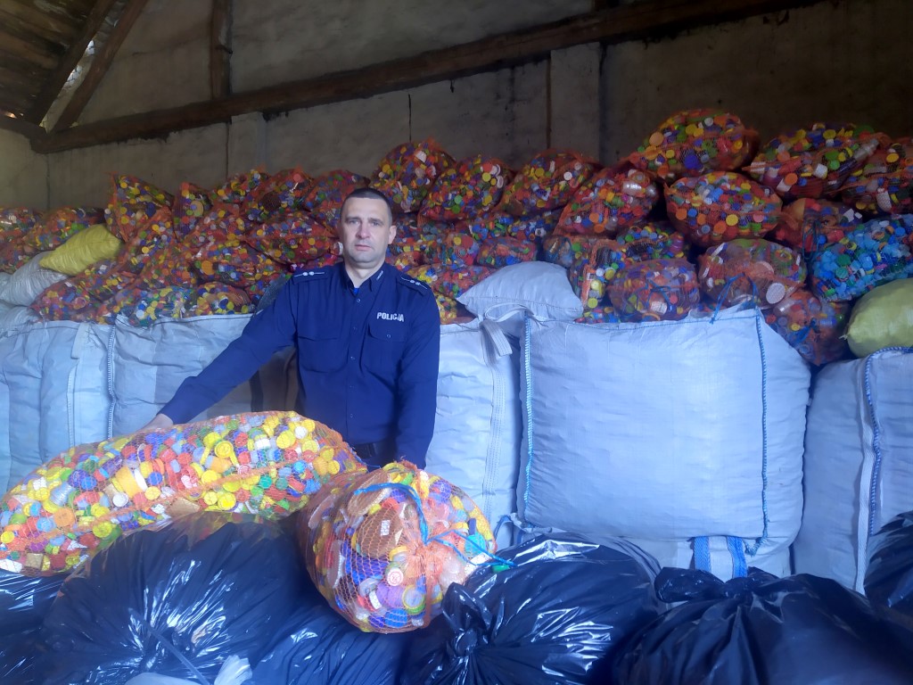 rozładowywanie dostarczonych nakrętek