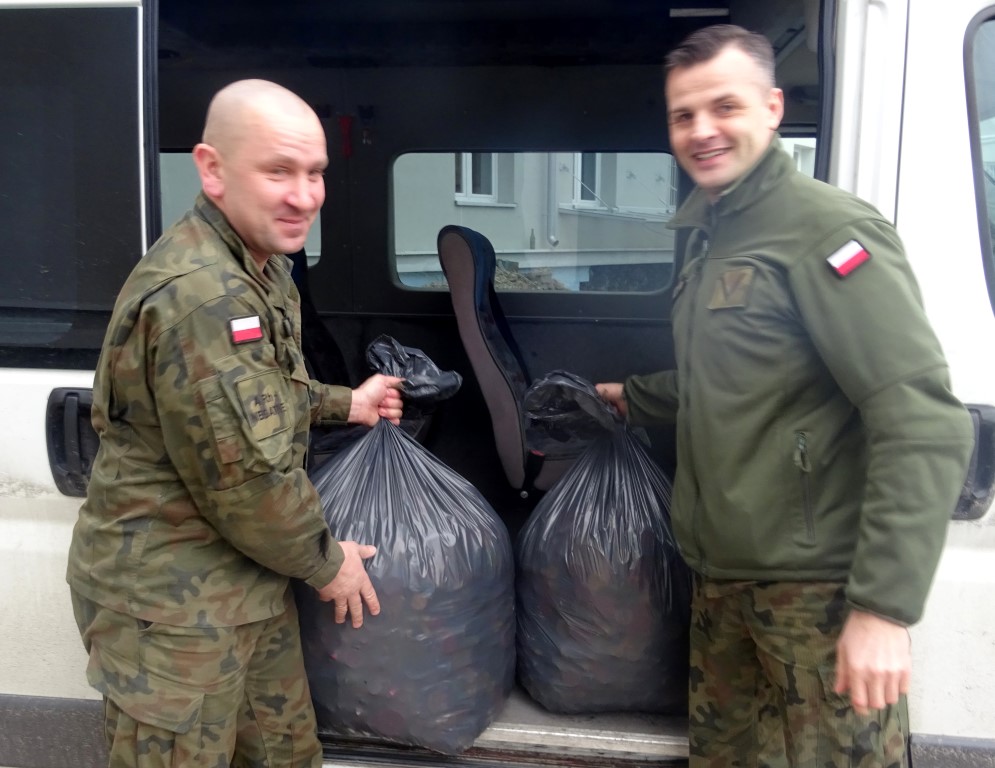 rozładowywanie dostarczonych nakrętek