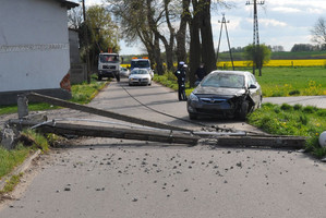 Miejsce zdarzenia drogowego w powiecie nowomiejskim, rozbity samochód na poboczu, przewrócony słup na jezdni