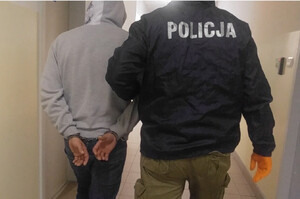 Zatrzymany prowadzony przez policjanta