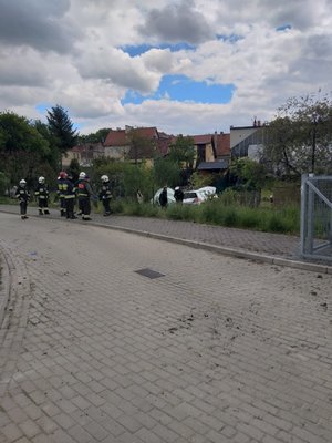 samochód, który przejechał przez ogrodzenie