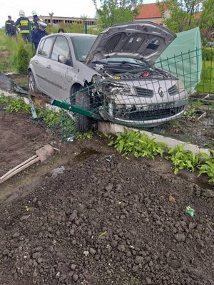 samochód, który przejechał przez ogrodzenie
