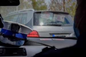 Policyjna czapka w radiowozie