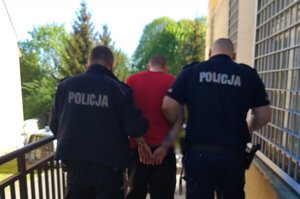 Zatrzymany prowadzony przez policjantów