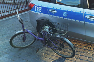 Rower przy radiowozie