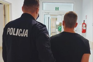 Zatrzymany prowadzony przez policjanta