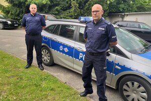 podkom. Jacek Tarwacki i sierż. Sławomir Józefowicz przy radiowozie