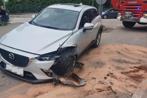 Miejsce zdarzenia drogowego w Giżycku. Rozbity samochód na jezdni