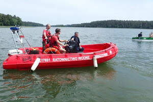 Patrol wodny na jez. Orzysz. Policjant i dwóch ratowników w łodzi