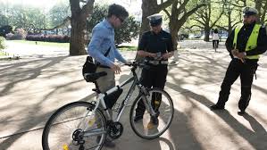 kontrola rowerzysty przez policjantów