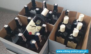 Zabezpieczone butelki z alkoholem