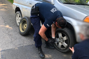 Policjant zmieniający koło