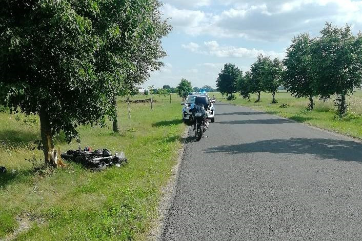 Miejsce zdarzenia drogowego w powiecie działdowskim. Uszkodzony motocykl na drodze