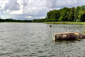 Wywrócona łódka na jez. Wałpusz