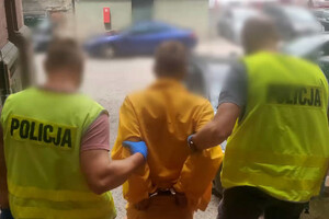 Zatrzymany prowadzony przez policjantów