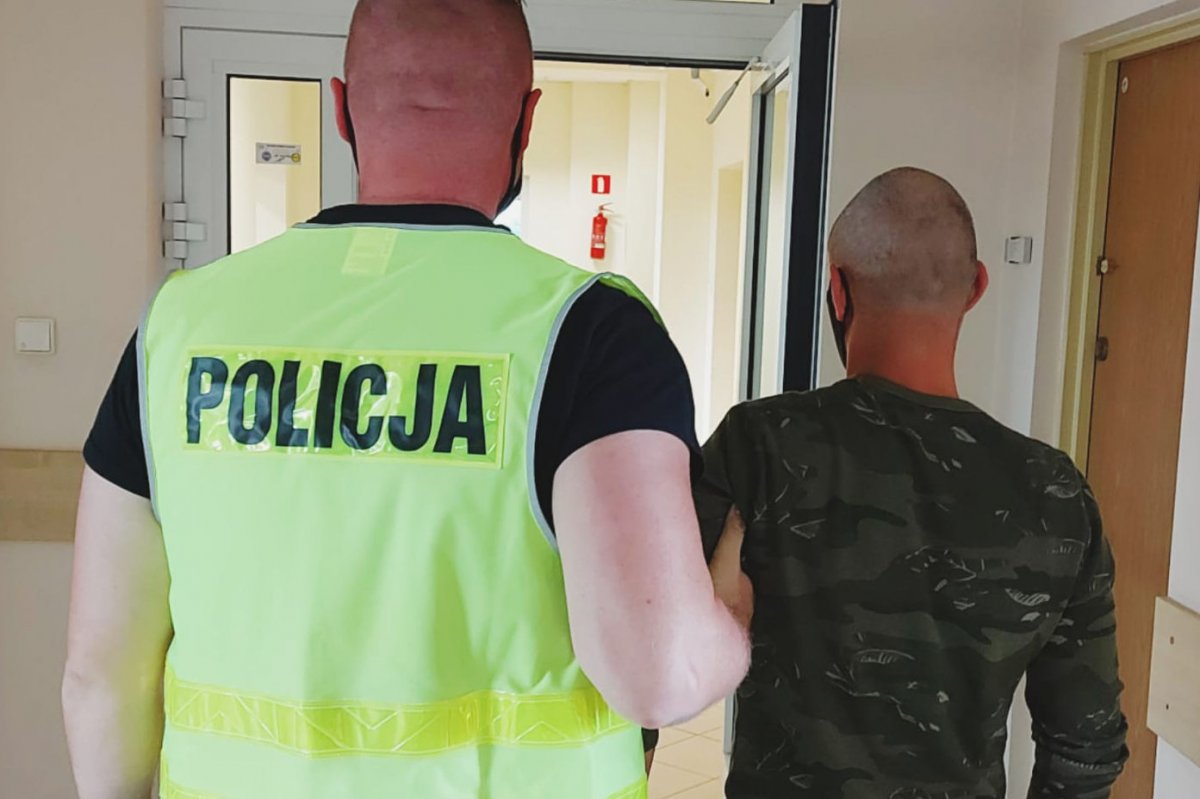 Zatrzymany prowadzony przez policjanta