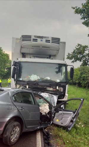 miejsce wypadku i zniszczone auta