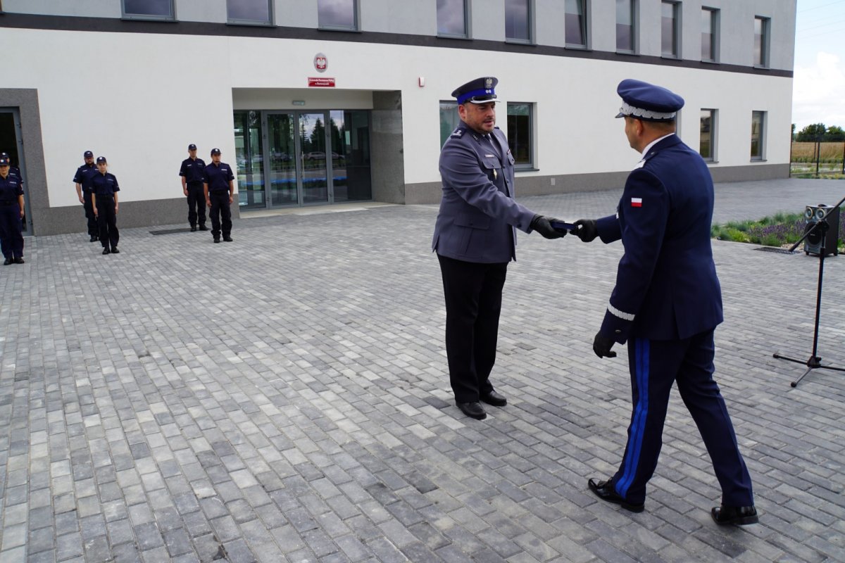 nadinsp. Tomasz Klimek KWP w Olsztynie przekazuje klucze mł. insp. Przemysławowi Fiertkowi KPP w Bartoszycach