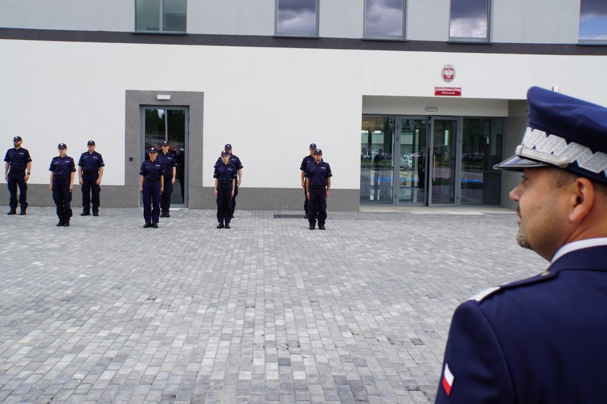 Policjanci przed budynkiem KPP w Bartoszycach