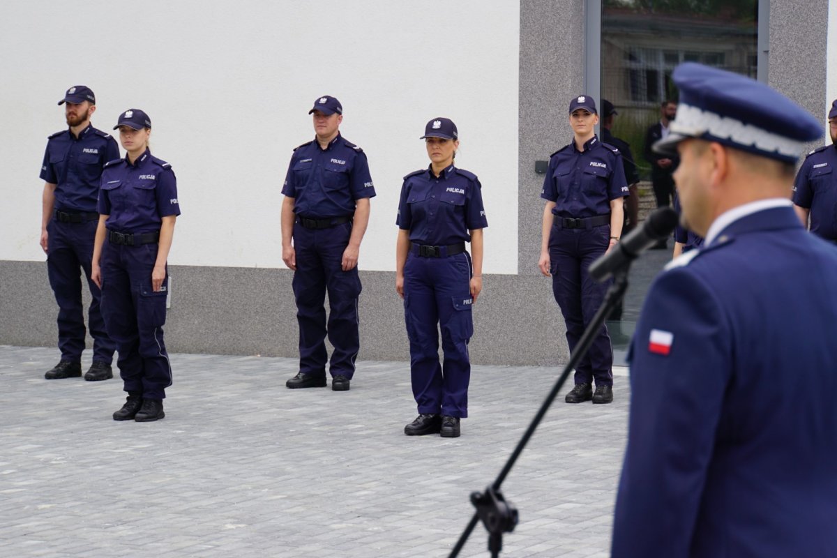Policjanci przed budynkiem KPP w Bartoszycach