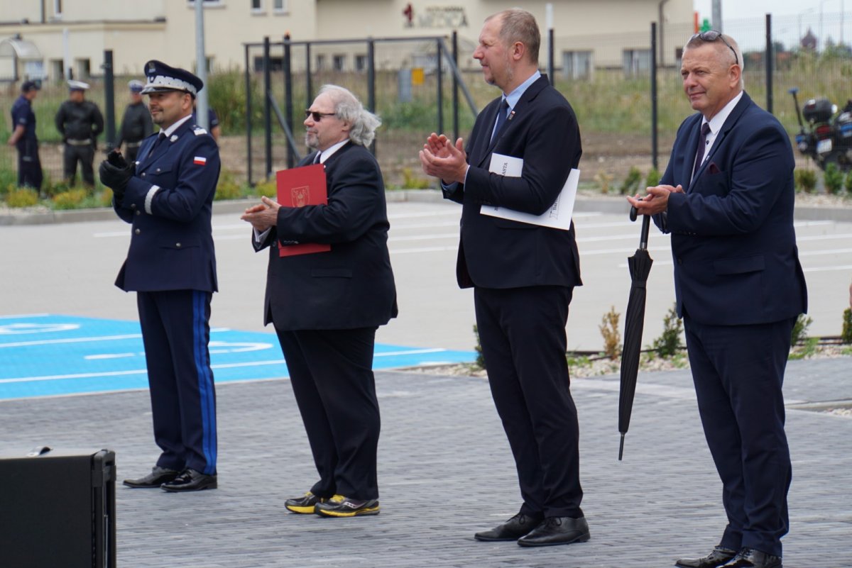 Zaproszeni goście przed budynkiem KPP w Bartoszycach