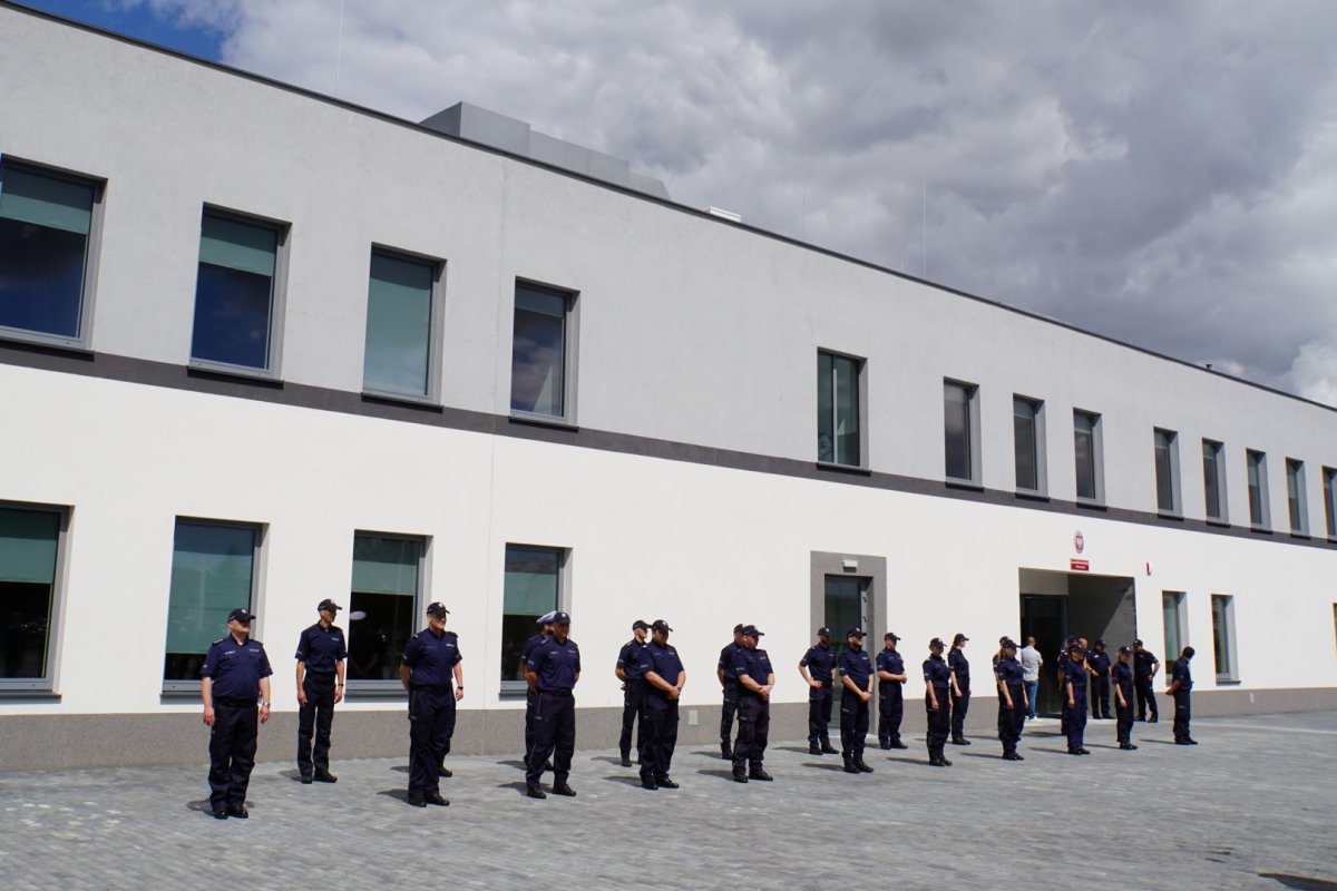 Policjanci przed budynkiem KPP w Bartoszycach