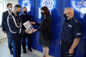 Uczestnicy spotkania i przekazania środków w KWP w Olsztynie