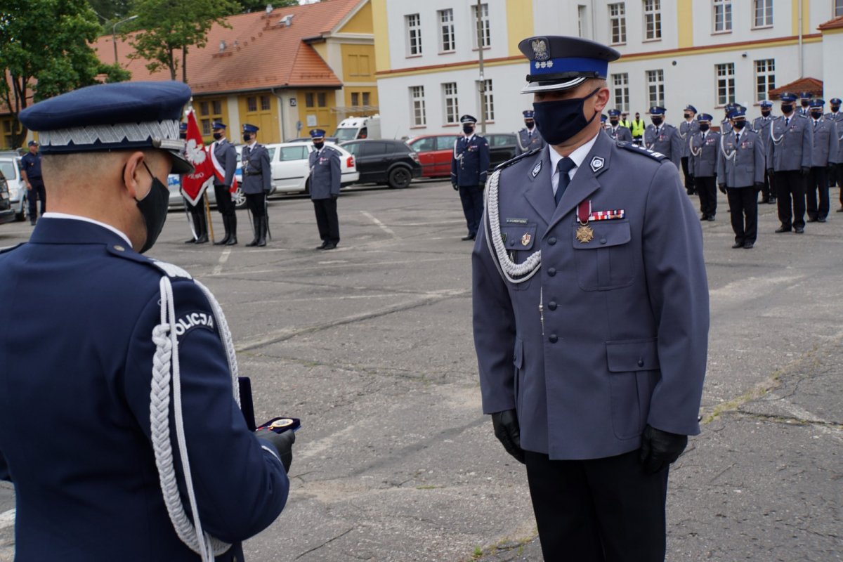 insp. Arkadiusz Sylwestrzak odbiera Złotą Odznakę „Zasłużony Policjant”